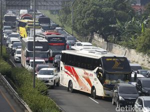 Video Tol Cikampek Padat-Merayap di Hari Kedua Libur Cuti Bersama