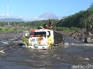 Video Truk Penambang Pasir Terseret Lahar Semeru, 2 Orang Terjebak!
