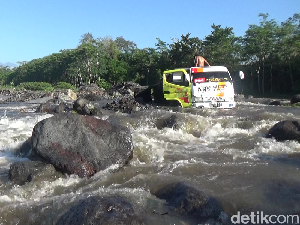 Truk Penambang Pasir Terseret Lahar Gunung Semeru Sejauh 10 Meter