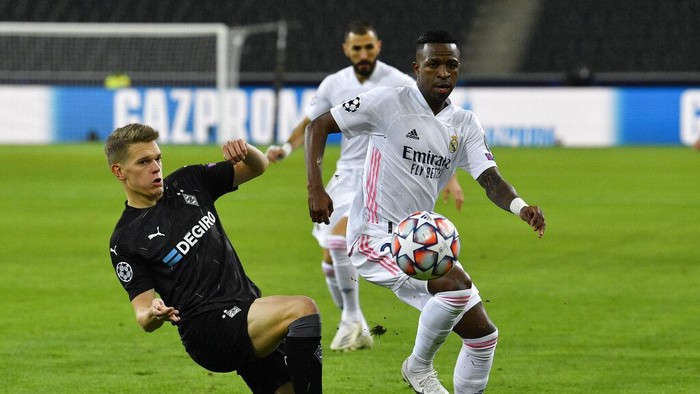 Real Madrids Vinicius Junior, right, fights for the ball with Moenchengladbachs Matthias Ginter during the Champions League group B soccer match between Borussia Moenchengladbach and Real Madrid at the Borussia Park in Moenchengladbach, Germany, Tuesday, Oct. 27, 2020. (AP Photo/Martin Meissner)