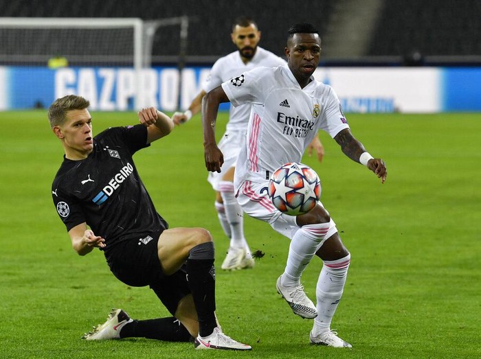 Real Madrids Vinicius Junior, right, fights for the ball with Moenchengladbachs Matthias Ginter during the Champions League group B soccer match between Borussia Moenchengladbach and Real Madrid at the Borussia Park in Moenchengladbach, Germany, Tuesday, Oct. 27, 2020. (AP Photo/Martin Meissner)