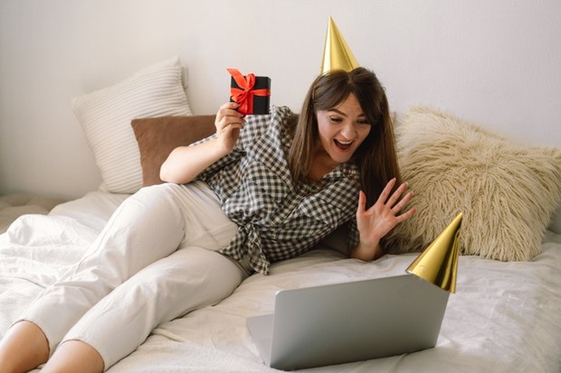 Rayakan ulang tahun sahabat secara virtual lewat video call.