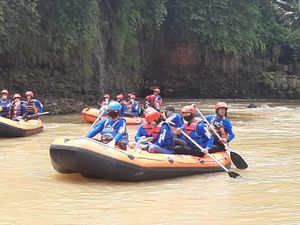 Cegah Bencana, Bima Arya Susur Sungai Ciliwung Punguti Sampah Cegah Bencana, Bima Arya Susur Sungai Ciliwung Punguti Sampah