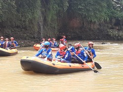 Cegah Bencana, Bima Arya Susur Sungai Ciliwung Punguti Sampah