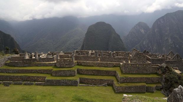 Wisata Machu Picchu Buka Kembali The Machu Picchu archeological site is devoid of tourists while it's closed amid the COVID-19 pandemic, in the department of Cusco, Peru, Tuesday, Oct. 27, 2020. Currently open to maintenance workers only, the world-renown Incan citadel of Machu Picchu will reopen to the public on Nov. 1. (AP Photo/Martin Mejia)