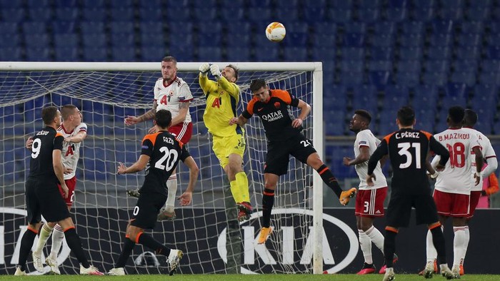 ROME, ITALY - OCTOBER 29:  Gustavo Busatto of CSKA-Sofia in action against AS Roma players during the UEFA Europa League Group A stage match between AS Roma and CSKA-Sofia at Stadio Olimpico on October 29, 2020 in Rome, Italy.  (Photo by Paolo Bruno/Getty Images)