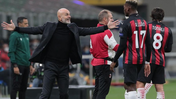 MILAN, ITALY - OCTOBER 29:  AC Milan coach Stefano Pioli celebrates with his player Rafael Leao during the UEFA Europa League Group H stage match between AC Milan and AC Sparta Praha at San Siro Stadium on October 29, 2020 in Milan, Italy. (Photo by Emilio Andreoli/Getty Images)