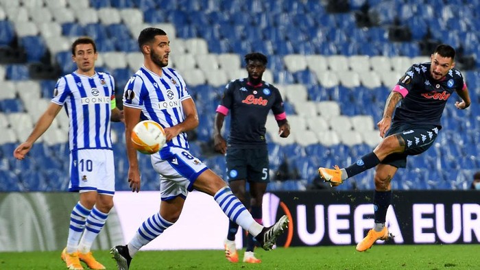 SAN SEBASTIAN, SPAIN - OCTOBER 29: Matteo Politano of SSC Napoli scores his teams first goal during the UEFA Europa League Group F stage match between Real Sociedad and SSC Napoli at Estadio Anoeta on October 29, 2020 in San Sebastian, Spain. Sporting stadiums around Spain remain under strict restrictions due to the Coronavirus Pandemic as Government social distancing laws prohibit fans inside venues resulting in games being played behind closed doors. (Photo by Juan Manuel Serrano Arce/Getty Images)