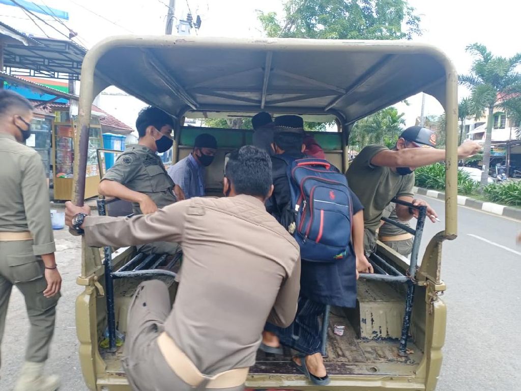 Gelar Razia, Satpol PP Amankan 26 Anak Punk-18 Gepeng di Banda Aceh Gelar Razia, Satpol PP Amankan 26 Anak Punk-18 Gepeng di Banda Aceh