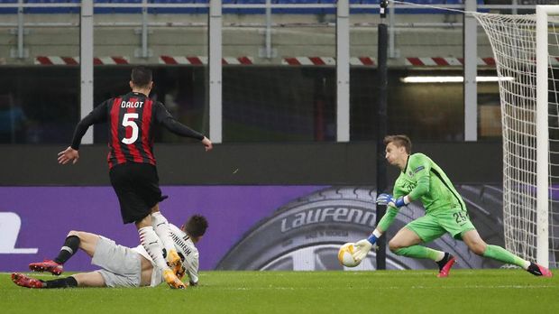 AC Milan's Diogo Dalot, left, scores his side's third goal during the Europa League Group H soccer match between AC Milan and Sparta Praha at the San Siro Stadium, in Milan, Italy, Thursday, Oct. 29, 2020. (AP Photo/Antonio Calanni)