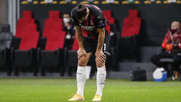 AC Milan's Zlatan Ibrahimovic touches his knees during the Europa League Group H soccer match between AC Milan and Sparta Praha at the San Siro Stadium, in Milan, Italy, Thursday, Oct. 29, 2020. (AP Photo/Antonio Calanni)