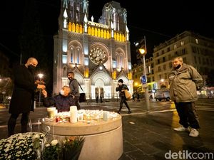 Aksi Simpatik Warga Paris di Gereja Notre Dame