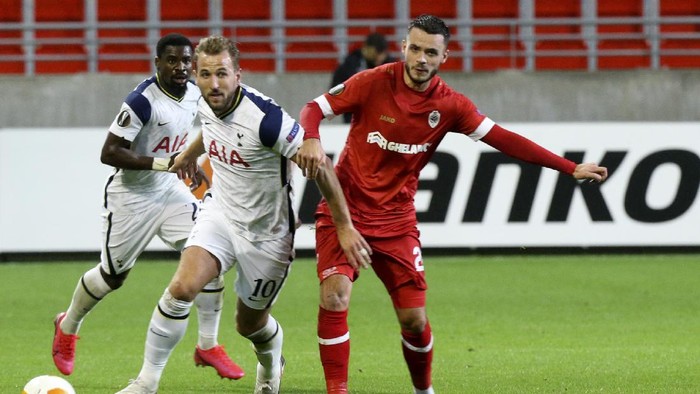 Tottenhams Harry Kane, center, vies for the ball against Royal Antwerps Jeremy Gelin during the Europa League Group J soccer match between Antwerp and Tottenham at the Bosuil stadium in Antwerp, Belgium, Thursday, Oct. 29, 2020. (AP Photo/Francois Walschaerts)