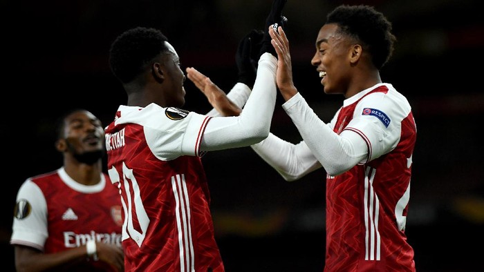 LONDON, ENGLAND - OCTOBER 29: Joe Willock of Arsenal celebrates with teammate Eddie Nketiah after scoring his teams second goal during the UEFA Europa League Group B stage match between Arsenal FC and Dundalk FC at Emirates Stadium on October 29, 2020 in London, England. Sporting stadiums around the UK remain under strict restrictions due to the Coronavirus Pandemic as Government social distancing laws prohibit fans inside venues resulting in games being played behind closed doors. (Photo by Mike Hewitt/Getty Images)