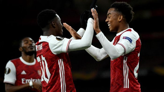Arsenal LONDON, ENGLAND - OCTOBER 29: Joe Willock of Arsenal celebrates with teammate Eddie Nketiah after scoring his teams second goal during the UEFA Europa League Group B stage match between Arsenal FC and Dundalk FC at Emirates Stadium on October 29, 2020 in London, England. Sporting stadiums around the UK remain under strict restrictions due to the Coronavirus Pandemic as Government social distancing laws prohibit fans inside venues resulting in games being played behind closed doors. (Photo by Mike Hewitt/Getty Images)