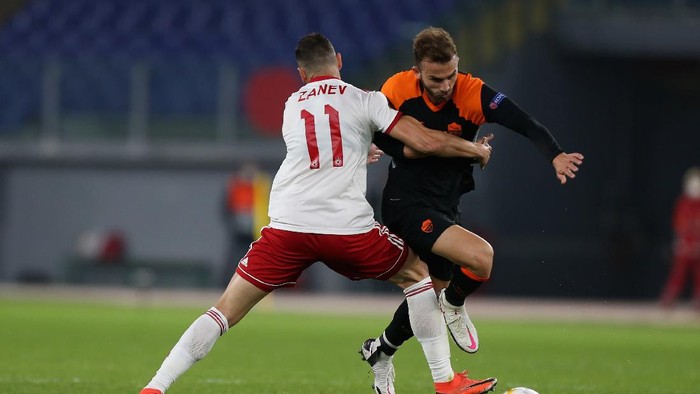 ROME, ITALY - OCTOBER 29:  Borja Mayoral of AS Roma competes for the ball with Peter Zanev of CSKA-Sofia during the UEFA Europa League Group A stage match between AS Roma and CSKA-Sofia at Stadio Olimpico on October 29, 2020 in Rome, Italy.  (Photo by Paolo Bruno/Getty Images)