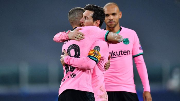 Barcelona TURIN, ITALY - OCTOBER 28: Jordi Alba of Barcelona and team mate Lionel Messi embrace during the UEFA Champions League Group G stage match between Juventus and FC Barcelona at Juventus Stadium on October 28, 2020 in Turin, Italy. Sporting stadiums around Italy remain under strict restrictions due to the Coronavirus Pandemic as Government social distancing laws prohibit fans inside venues resulting in games being played behind closed doors. (Photo by Valerio Pennicino/Getty Images)