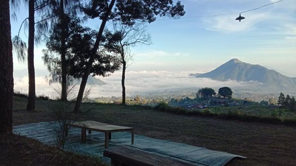 Sedap Kali Angkringan dengan Pemandangan Seperti Ini