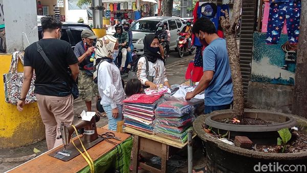 Cihampelas Bandung Ramai Diserbu Wisatawan