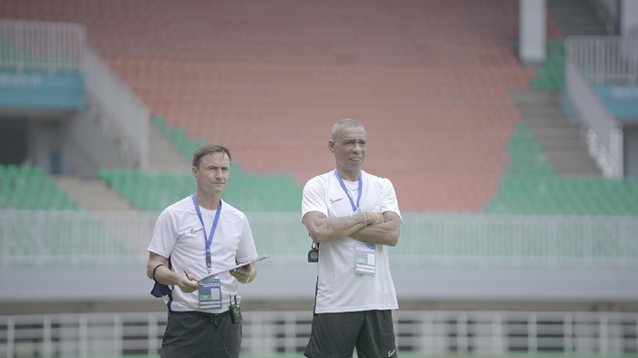 Direktur Teknik Garida Select, Dennis Wise.