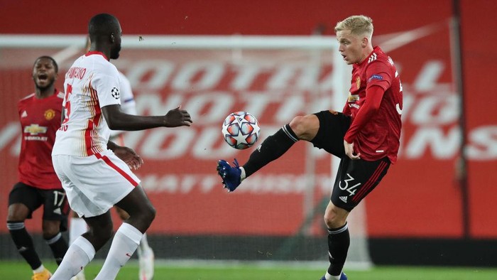 MANCHESTER, ENGLAND - OCTOBER 28: Donny Van De Beek of Manchester United is challenged by Dayot Upamecano of RB Leipzig during the UEFA Champions League Group H stage match between Manchester United and RB Leipzig at Old Trafford on October 28, 2020 in Manchester, England. Sporting stadiums around the UK remain under strict restrictions due to the Coronavirus Pandemic as Government social distancing laws prohibit fans inside venues resulting in games being played behind closed doors. (Photo by Clive Brunskill/Getty Images)