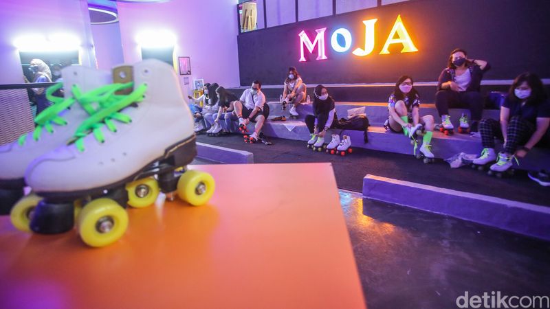 Libur panjang membuat warga beraktivitas di luar rumah, salah satunya dengan bermain sepatu roda di Moja Museum.