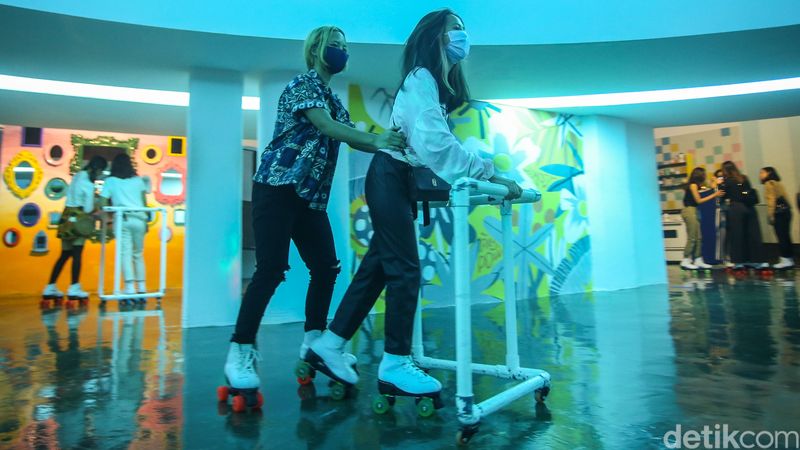 Libur panjang membuat warga beraktivitas di luar rumah, salah satunya dengan bermain sepatu roda di Moja Museum.