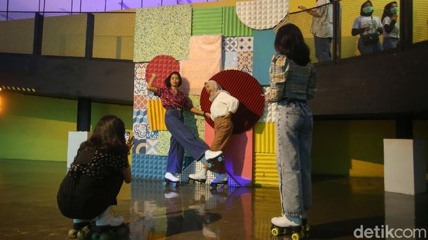 Libur panjang membuat warga beraktivitas di luar rumah, salah satunya dengan bermain sepatu roda di Moja Museum.