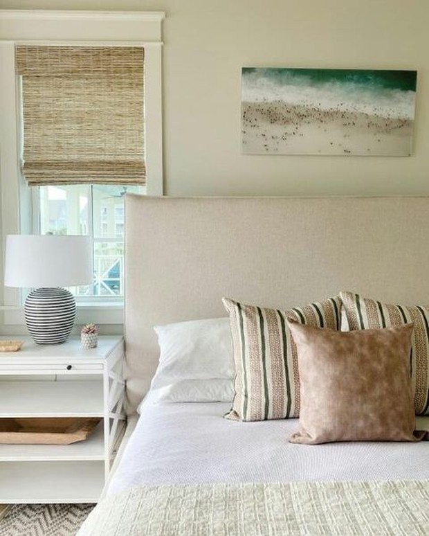 Setidaknya ada dua bantal tertumpuk di setiap sisi tempat tidur dan akan membuat perbedaan besar.