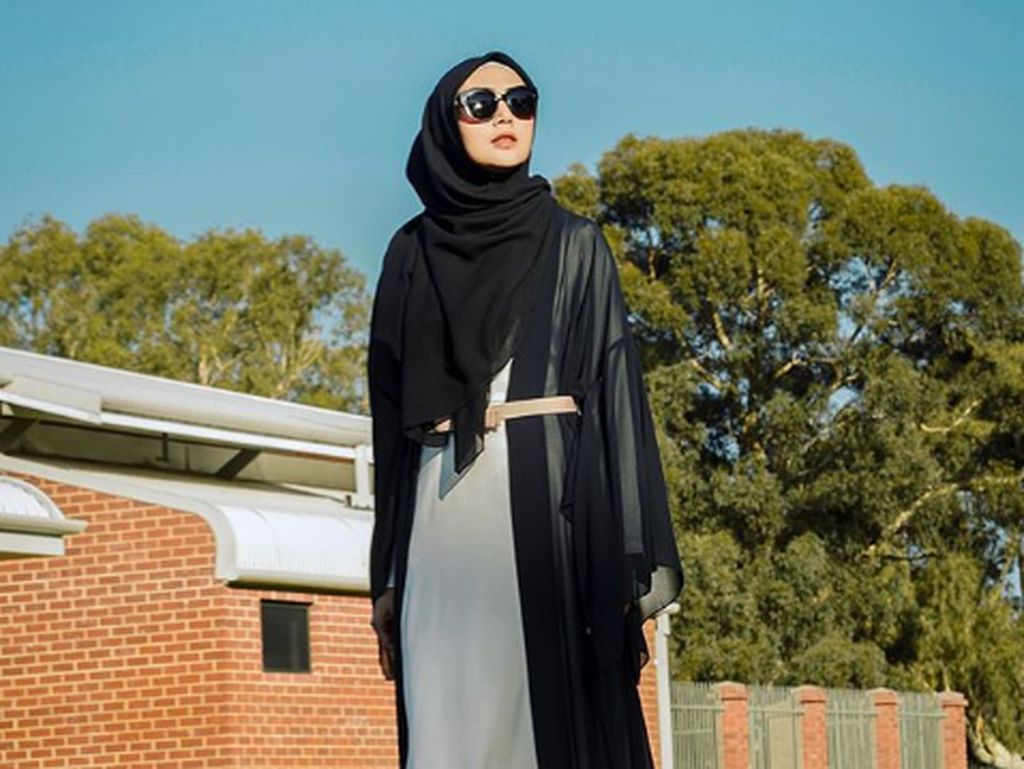 7 Gaya Fenita Arie yang Tas-tasnya Dibuang Arie Untung karena Dari Prancis 7 Gaya Fenita Arie yang Tas-tasnya Dibuang Arie Untung karena Dari Prancis