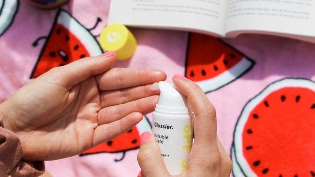Gunakan sunscreen/Sumber: Pinterest Gunakan sunscreen dan jangan lupa re-apply