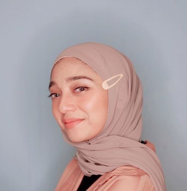 Hairpin/Instagram.com/chikifawzi menambahkan hairpin pada hijab