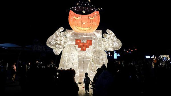 Halloween di Wuhan: Parade Mobil Hias dan Kostum Seram