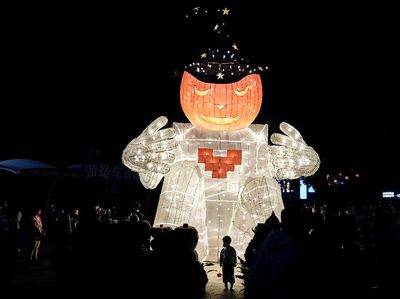 Halloween di Wuhan: Parade Mobil Hias dan Kostum Seram