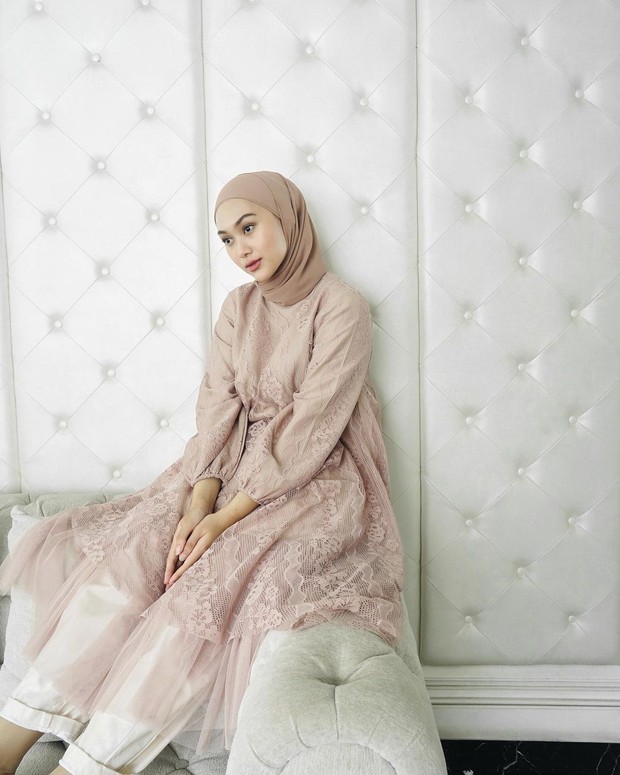 Inspirasi Kebaya Tunik Hijabers Cantik untuk Lamaran