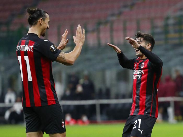 Italy Soccer Europa League AC Milans Brahim Diaz, right, celebrates with his teammate Zlatan Ibrahimovic after scoring his sides first goal during an Europa League Group H soccer match between AC Milan and Sparta Praha at the San Siro Stadium, in Milan, Italy, Thursday, Oct. 29, 2020. (AP Photo/Antonio Calanni)
