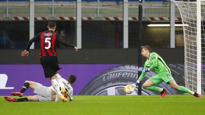AC Milans Diogo Dalot, left, scores his sides third goal during the Europa League Group H soccer match between AC Milan and Sparta Praha at the San Siro Stadium, in Milan, Italy, Thursday, Oct. 29, 2020. (AP Photo/Antonio Calanni)
