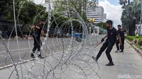 Jelang Demo Macron, Kedubes Prancis Dipagari Kawat Berduri