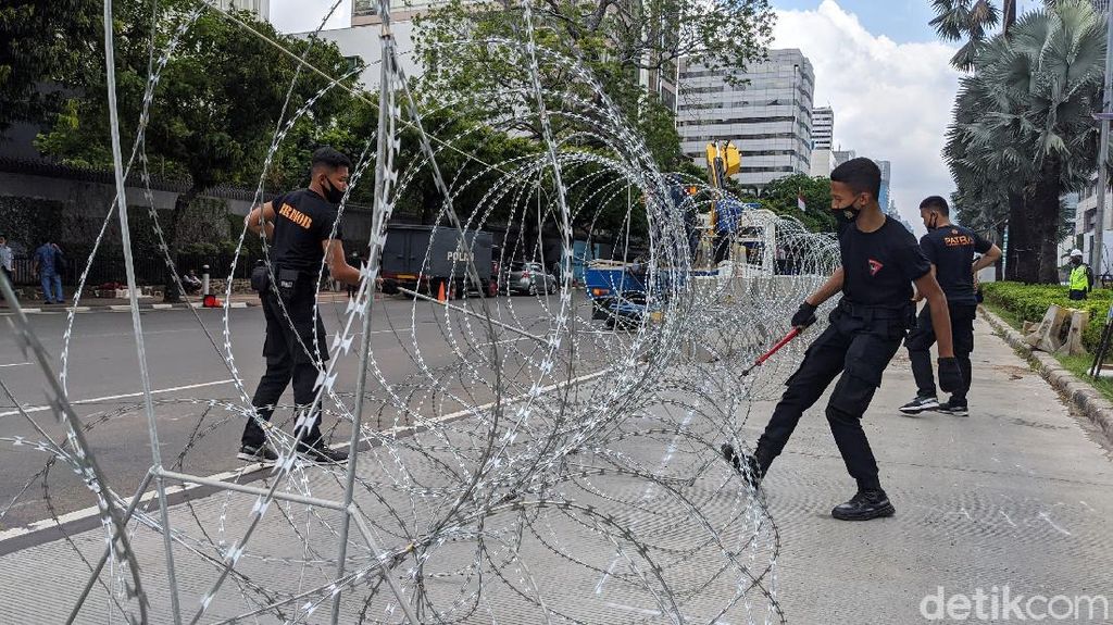 Jelang Demo Macron, Kedubes Prancis Dipagari Kawat Berduri Jelang Demo Macron, Kedubes Prancis Dipagari Kawat Berduri