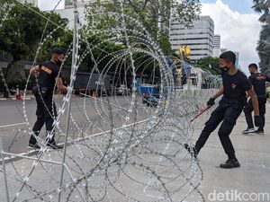 Jelang Demo Macron, Kedubes Prancis Dipagari Kawat Berduri