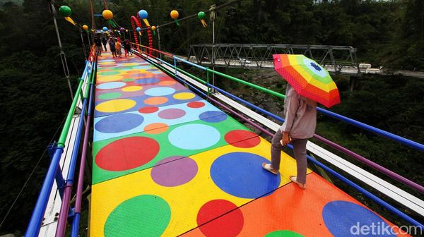 Jembatan Polkadot Warna-warni Ini Ada di Lereng Merapi Lho