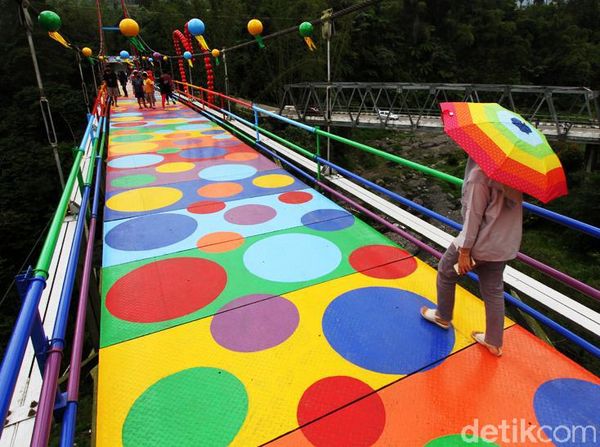 Jembatan Polkadot Warna-warni Ini Ada di Lereng Merapi Lho