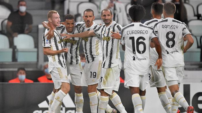 Juventus TURIN, ITALY - SEPTEMBER 20: Dejan Kulusevski (L) of Juventus celebrates the opening goal with team mates during the Serie A match between Juventus and UC Sampdoria at Allianz Stadium on September 20, 2020 in Turin, Italy. Photo by Valerio Pennicino/Getty Images)