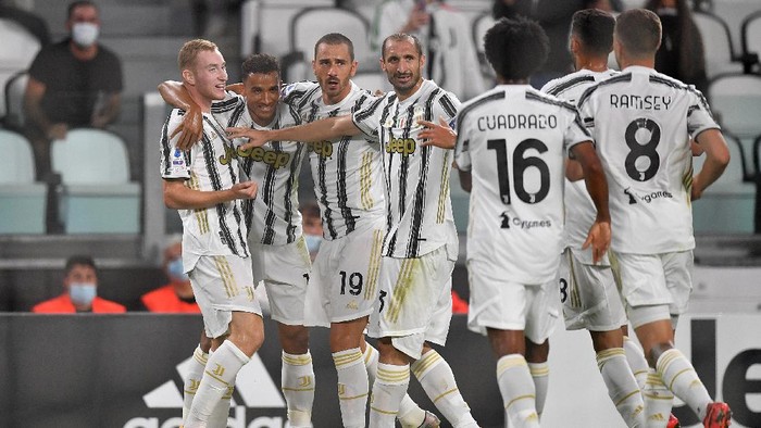 TURIN, ITALY - SEPTEMBER 20:  Dejan Kulusevski (L) of Juventus celebrates the opening goal with team mates during the Serie A match between Juventus and UC Sampdoria at Allianz Stadium on September 20, 2020 in Turin, Italy.  Photo by Valerio Pennicino/Getty Images)