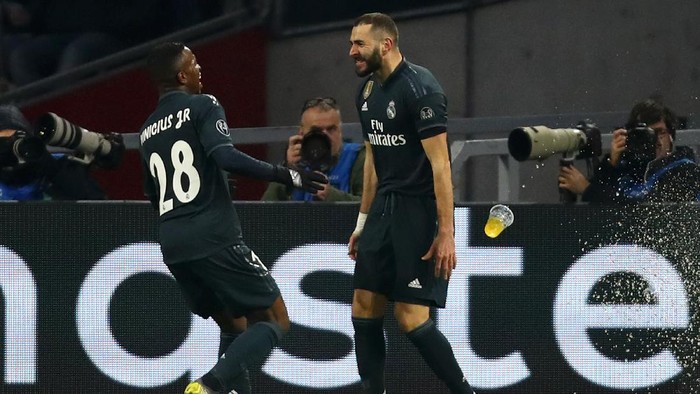 AMSTERDAM, NETHERLANDS - FEBRUARY 13:  Karim Benzema of Real Madrid celebrates after scoring his teams first goal with Vinicius Junior of Real Madrid during the UEFA Champions League Round of 16 First Leg match between Ajax and Real Madrid at Johan Cruyff Arena on February 13, 2019 in Amsterdam, Netherlands.  (Photo by Dean Mouhtaropoulos/Getty Images)