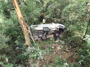 Minibus Wisatawan Tabrak Pohon Lalu Terjun ke Jurang Sarangan, 1 Tewas
