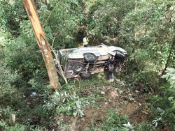Minibus Wisatawan Tabrak Pohon Lalu Terjun ke Jurang Sarangan, 1 Tewas