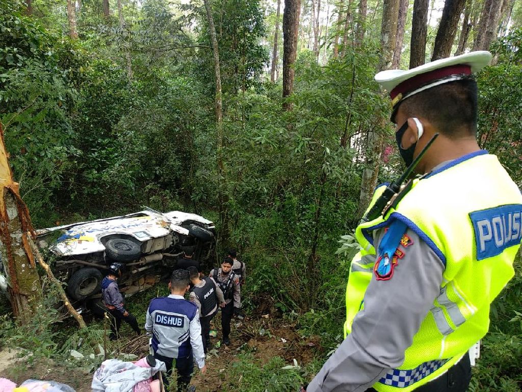 Minibus Wisatawan Terjun ke Jurang Sarangan, Selain 1 Tewas Ada 7 Luka-luka Minibus Wisatawan Terjun ke Jurang Sarangan, Selain 1 Tewas Ada 7 Luka-luka