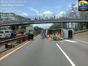 Truk Boks Terguling di Tol Sidoarjo Gegara Pecah Ban