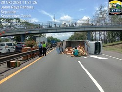 Truk Boks Terguling di Tol Sidoarjo Gegara Pecah Ban